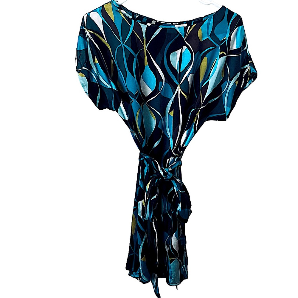 Semantiks  Medium silk blue / black abstract shot sleeve top Casual chic